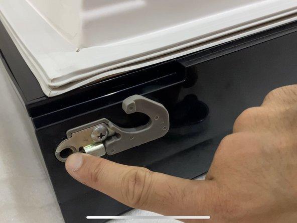 Bản lề tủ lạnh Hitachi bị cong gây xệ cánh cửa