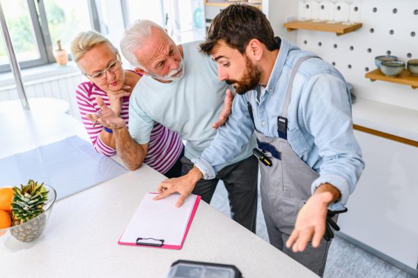 Kỹ thuật viên kiểm tra và báo giá sửa cửa tủ lạnh Hitachi tại nhà