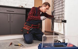 Kỹ thuật viên bảo hành tủ lạnh Hitachi tại Hoàng Mai kiểm tra hệ thống inverter