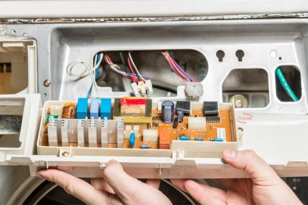 Bo mạch máy giặt Hitachi bị cháy do lỗi điện