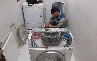Kỹ thuật viên kiểm tra máy giặt Hitachi không vắt tại nhà