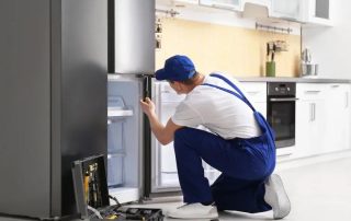 Kỹ thuật viên cân chỉnh tủ lạnh Hitachi bị nghiêng tại nhà