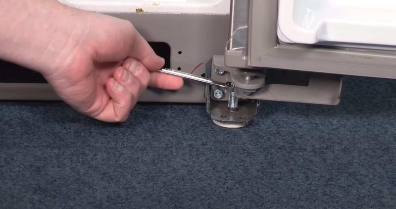 Điều chỉnh chân đế tủ lạnh Hitachi để cân bằng cửa