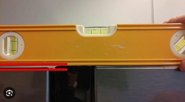 Kiểm tra độ cân bằng của tủ lạnh Hitachi bằng thước nivo