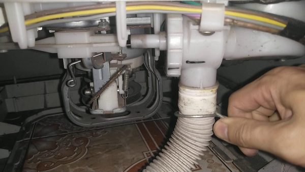 Vệ sinh bơm xả máy giặt Hitachi bị nghẹt