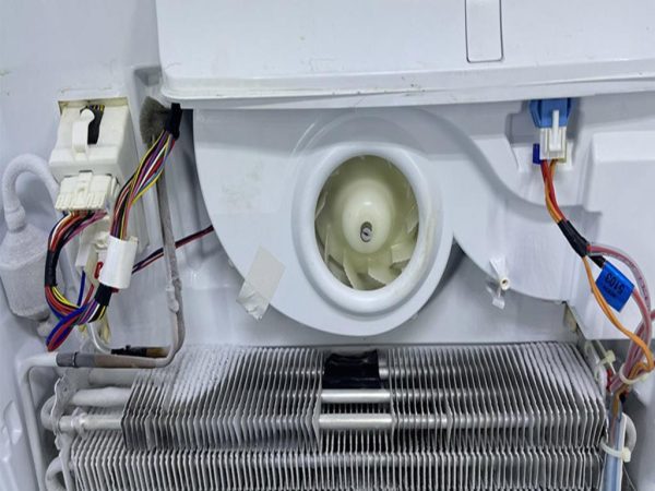 Kiểm tra quạt dàn lạnh tủ lạnh Hitachi