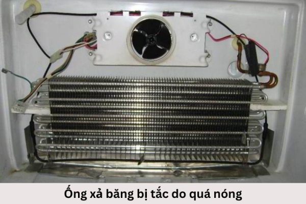 Tủ lạnh Hitachi bị chảy nước và lỗi quạt dàn lạnh