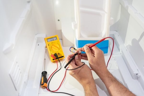 Quy trình kiểm tra và thay linh kiện tủ lạnh Hitachi inverter tại nhà