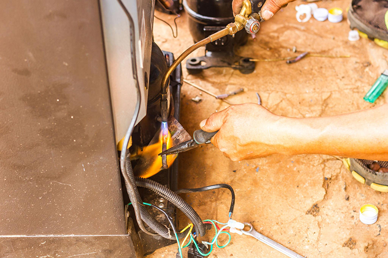 thay block tủ lạnh Hitachi và nạp gas thực tế