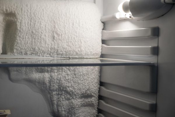 Tủ lạnh Hitachi đóng cửa không kín gây đóng tuyết và hao điện