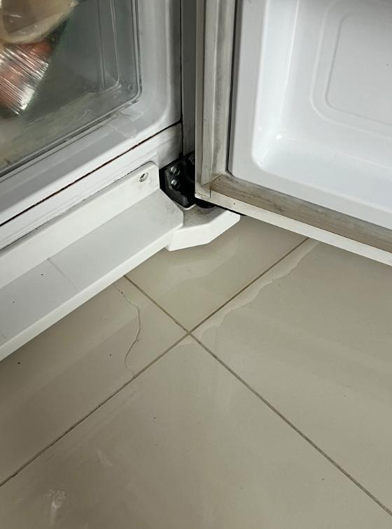 Cửa tủ lạnh Hitachi đóng không kín gây hở gioăng và thất thoát hơi lạnh